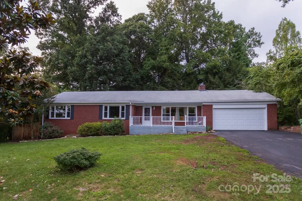 5 Fernlawn RD, Asheville, NC 28805