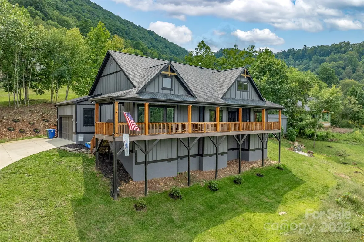 11 Farm Cove LN, Leicester, NC 28748