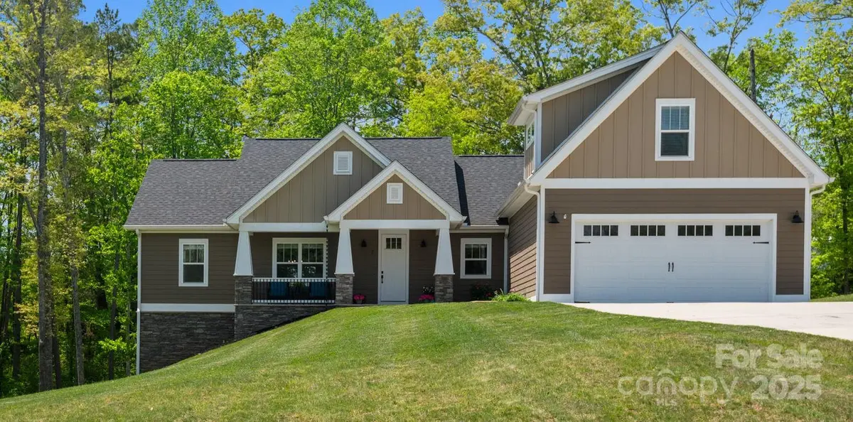 7 Grizzly DR, Leicester, NC 28748