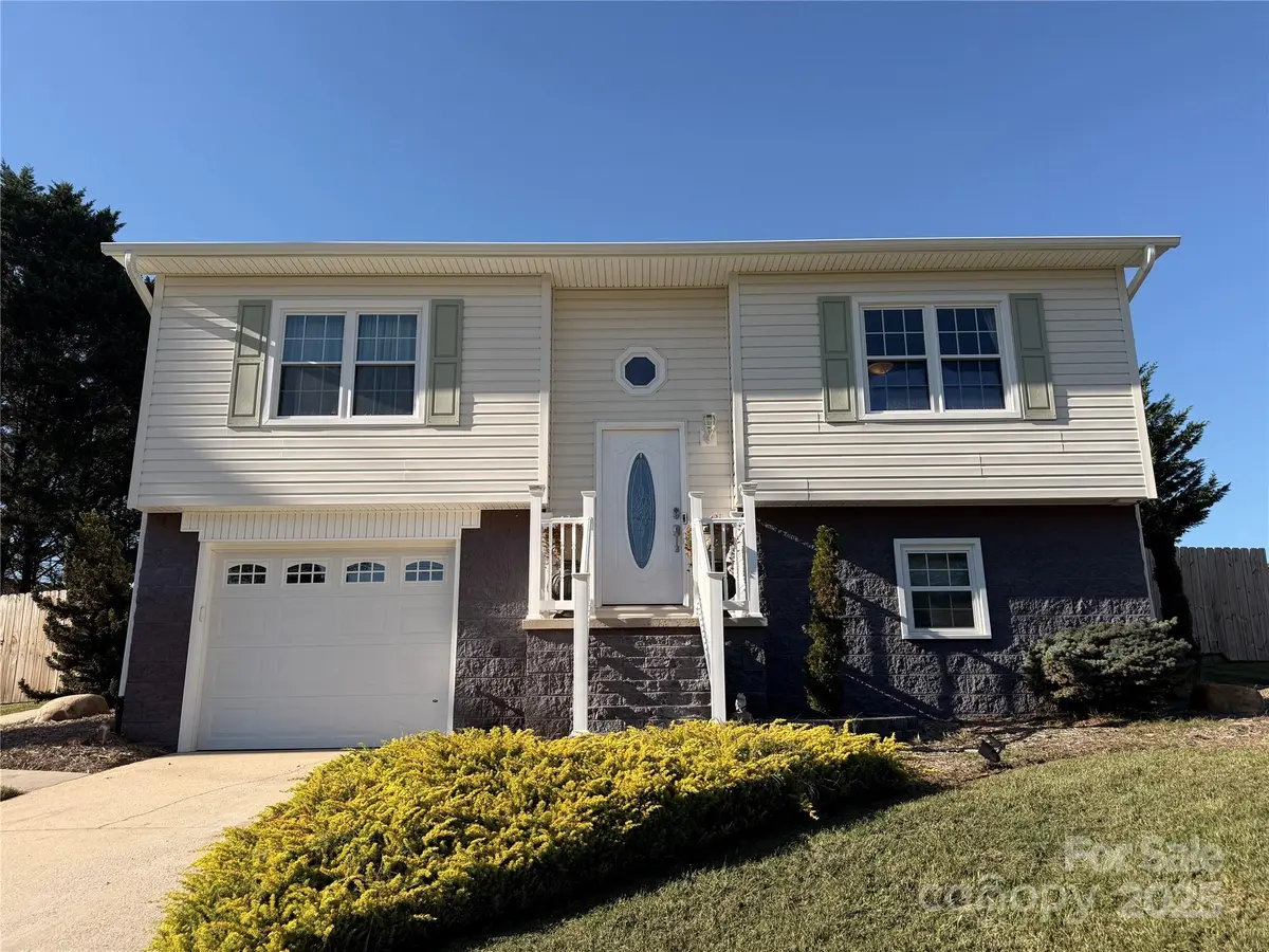 17 Maple DR, Granite Falls, NC 28630