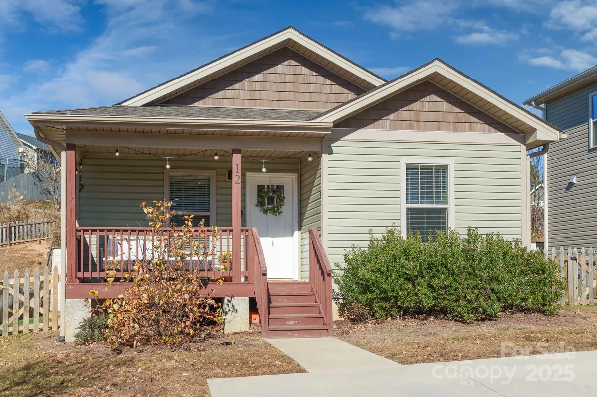 12 Lillie Farm LN, Weaverville, NC 28787