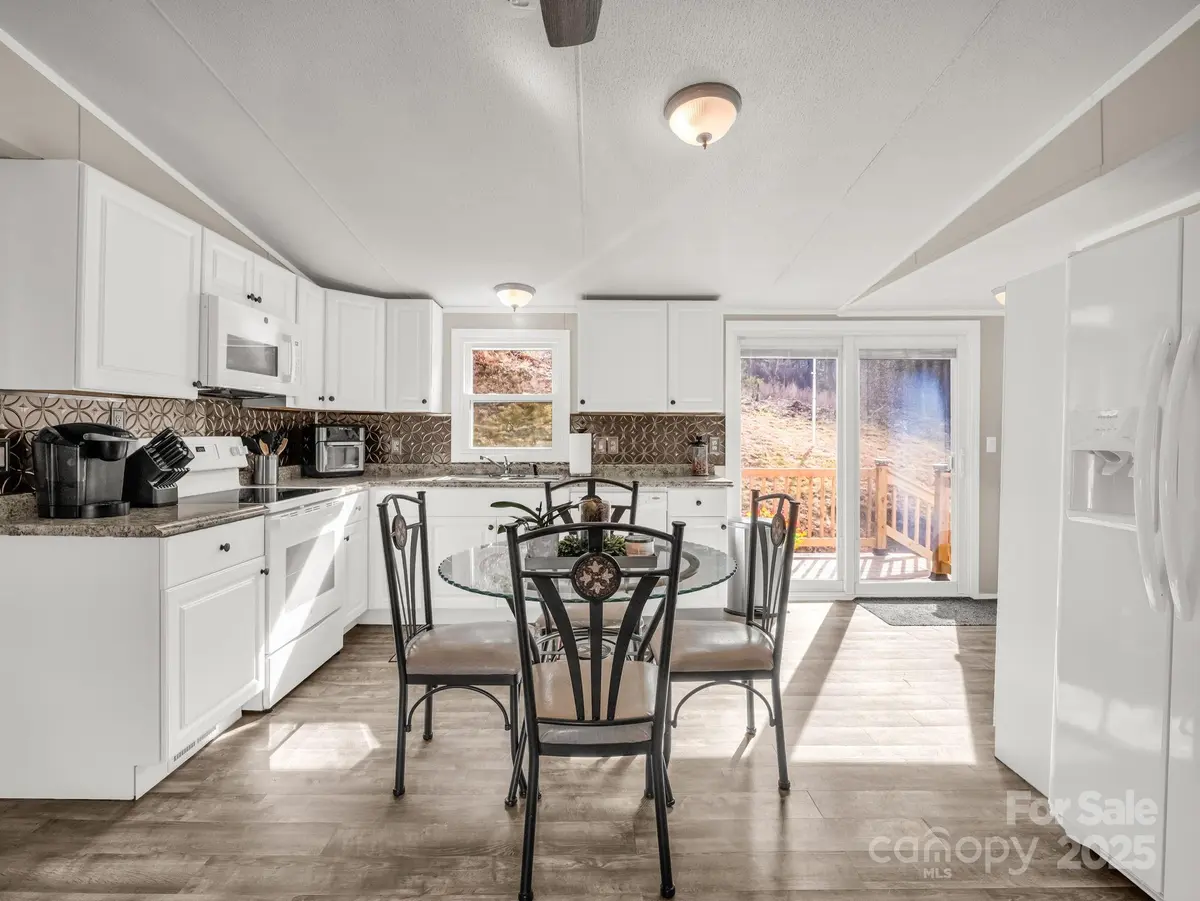 106 Hazy Day RD, Swannanoa, NC 28778