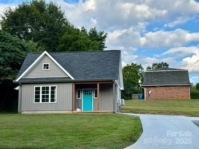 31 W Berkley ST, Granite Falls, NC 28630