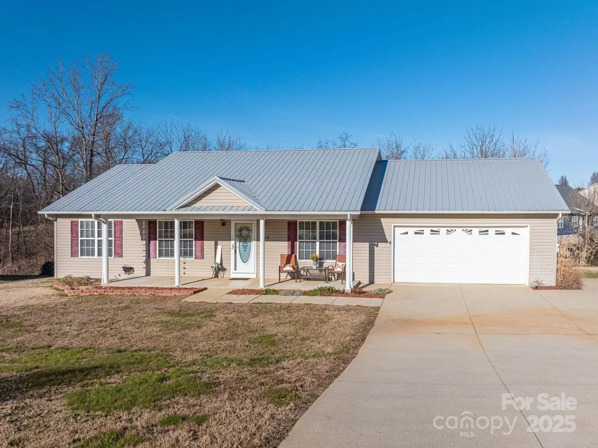 1486 Clear Creek LN, Newton, NC 28658