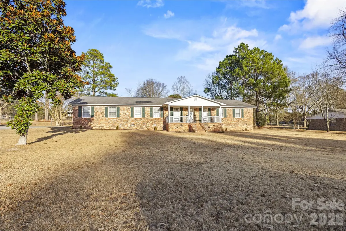 1904 Dixon LN, Camden, SC 29029