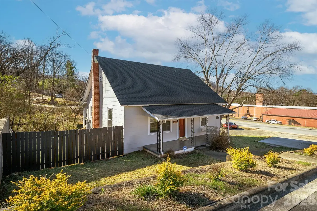 20 1st ST, Marion, NC 28752