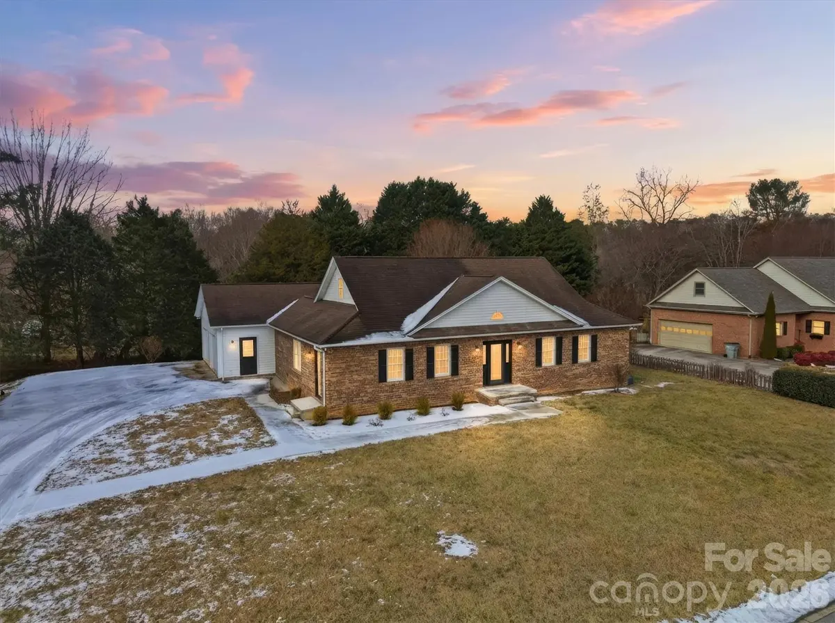 915 Barrington DR NE, Lenoir, NC 28645