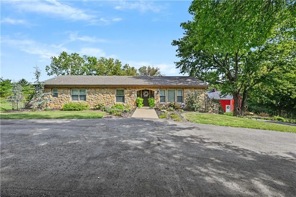 31470 W 89th ST, De Soto, KS 66018