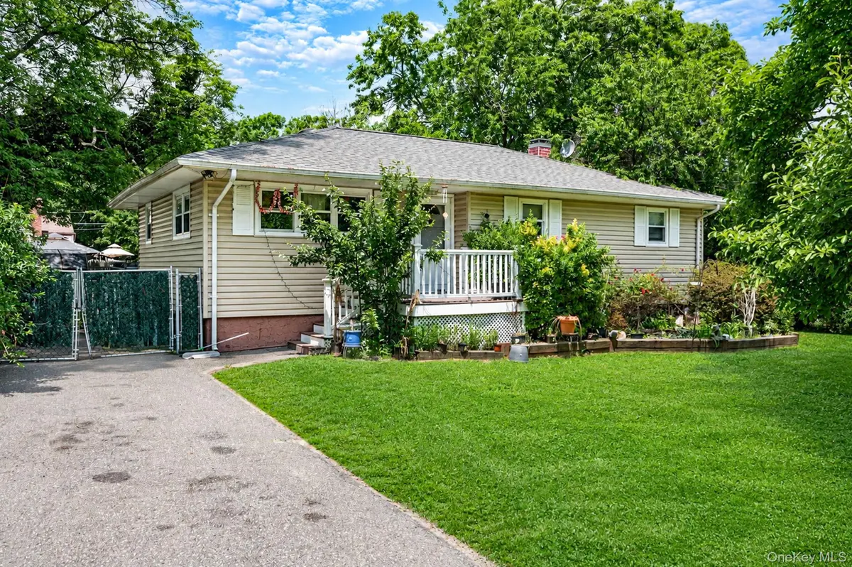 71 Pinewood DR, Shirley, NY 11967