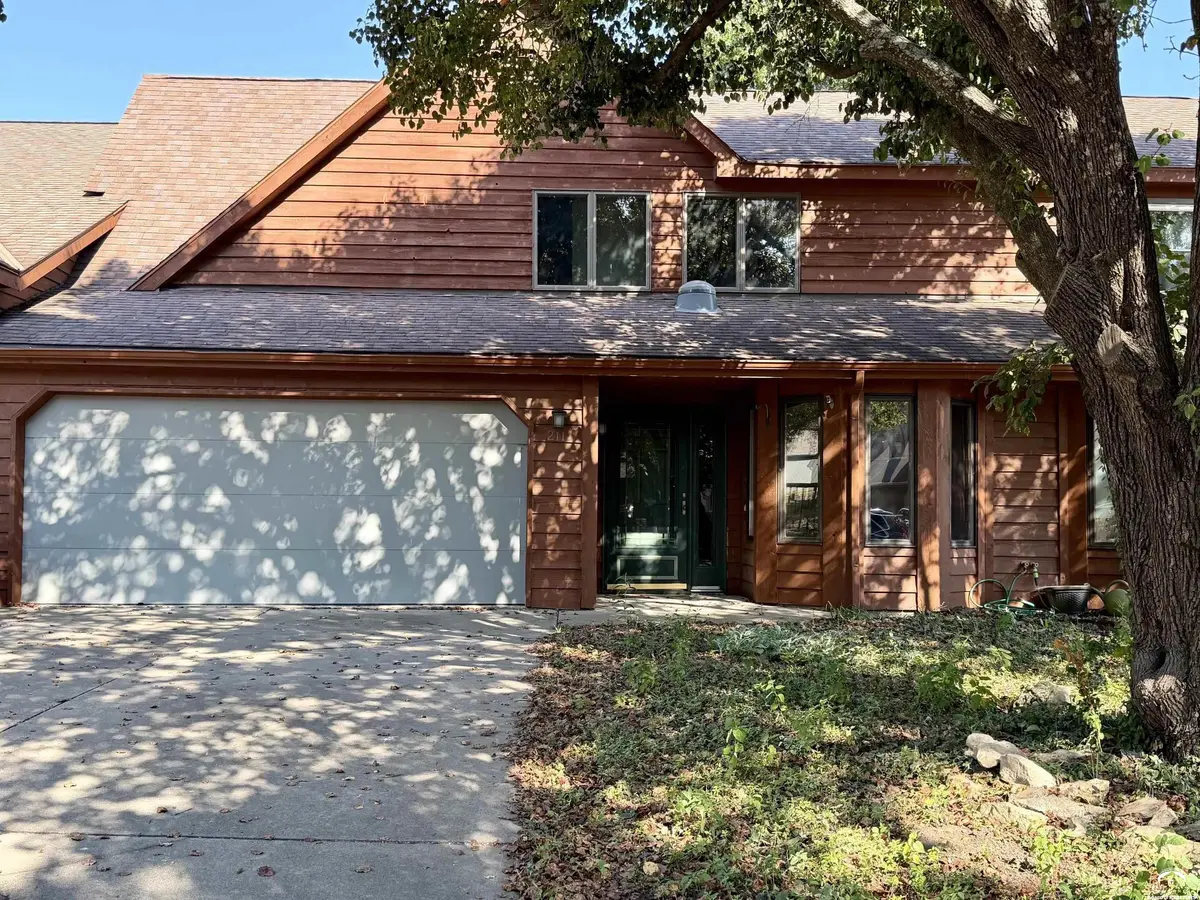 211 Summertree LN, Lawrence, KS 66049