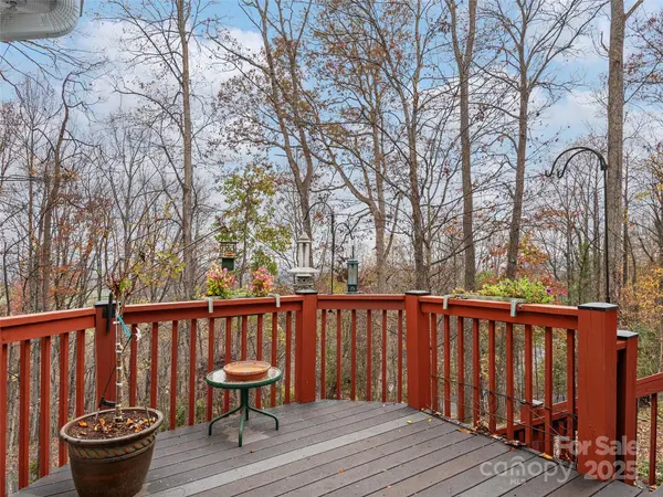 345 Ravenwood LN, Horse Shoe, NC 28742
