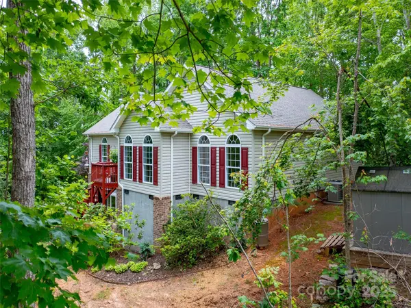 345 Ravenwood LN, Horse Shoe, NC 28742