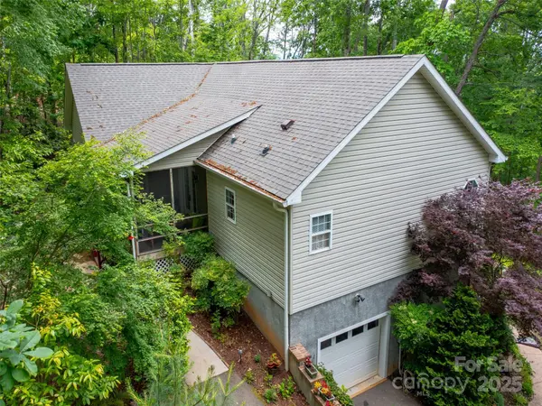 345 Ravenwood LN, Horse Shoe, NC 28742