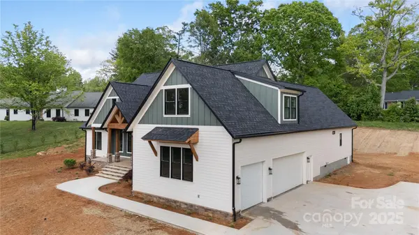 135 Westview DR, Hendersonville, NC 28791