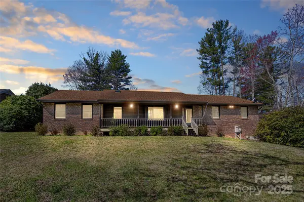 35 Tree Top DR, Arden, NC 28704