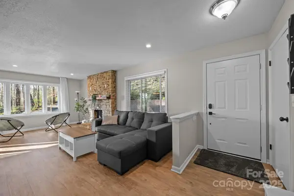 159 Long John DR, Hendersonville, NC 28791