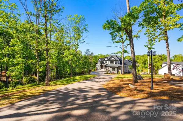385 Squirrel LN, Lake Wylie, SC 29710