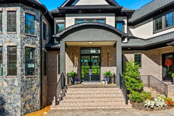 385 Squirrel LN, Lake Wylie, SC 29710