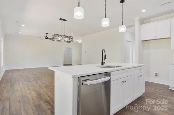 9165 Cherokee DR, Hickory, NC 28601