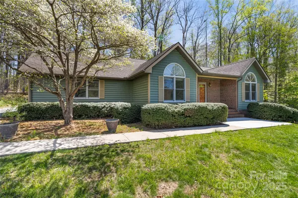 151 Canaan DR, Candler, NC 28715