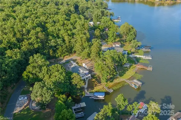 592 Shoreline RD, New London, NC 28127