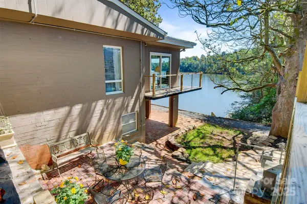 6664 Lake Shore DR, Hickory, NC 28601