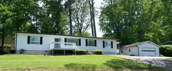 7 Lakewood RD, Hendersonville, NC 28792