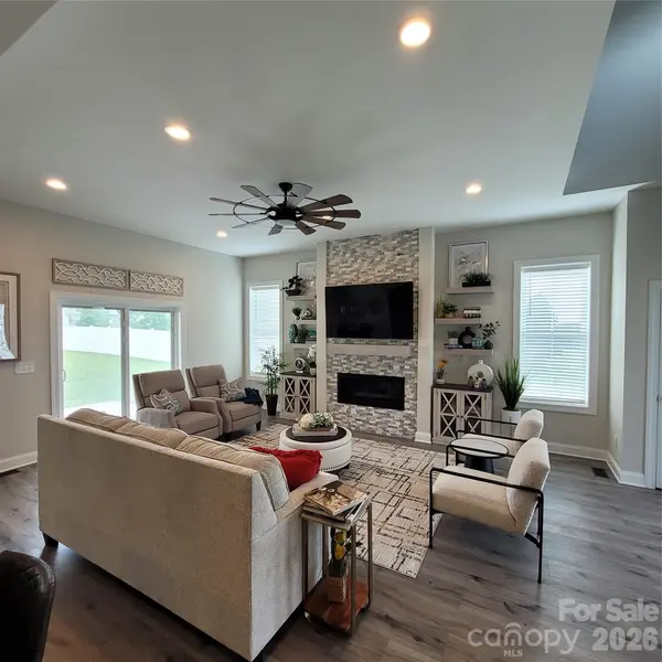 5118 Regents Park DR, Hickory, NC 28602