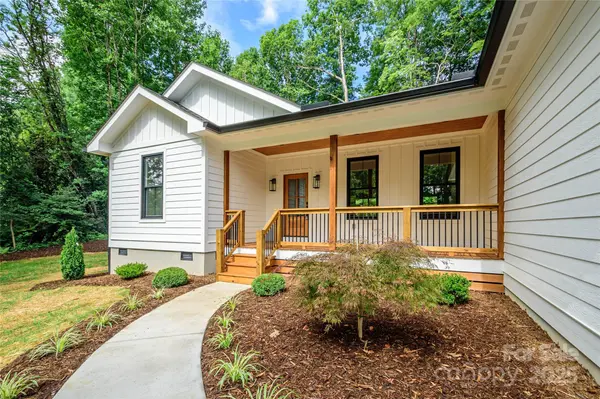 118 W Laurel LN, Etowah, NC 28729