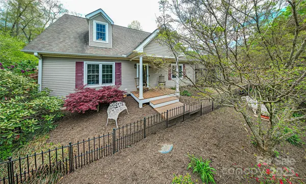 25 N Willow Brook DR, Asheville, NC 28806