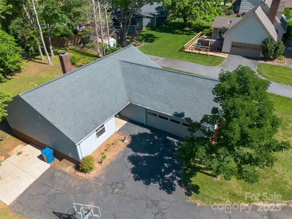 2011 20th Street PL NE, Hickory, NC 28601