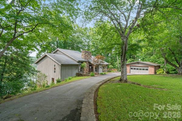 4749 16th Street DR NE, Hickory, NC 28601
