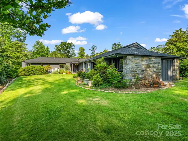 11 Hearthstone LN, Landrum, SC 29356