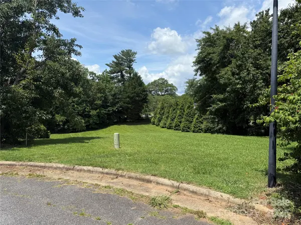 1147 10th Street LN NW, Hickory, NC 28601