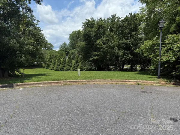 1147 10th Street LN NW,  Hickory,  NC 28601