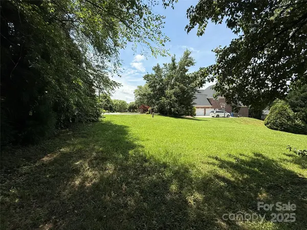 1147 10th Street LN NW, Hickory, NC 28601