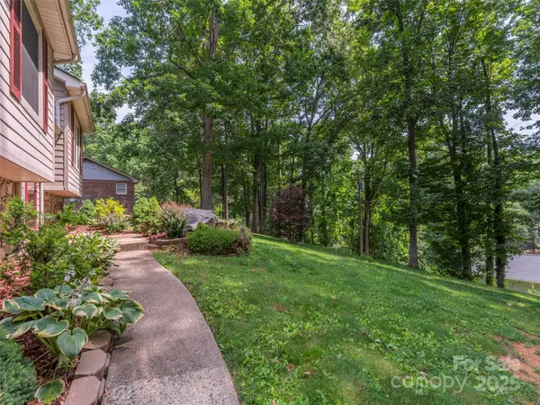 623 Nellie John DR, Clyde, NC 28721