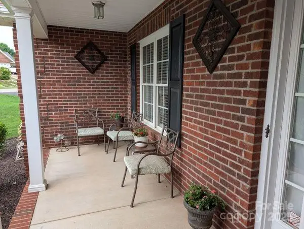 1764 Pipers Ridge CIR NW, Conover, NC 28613
