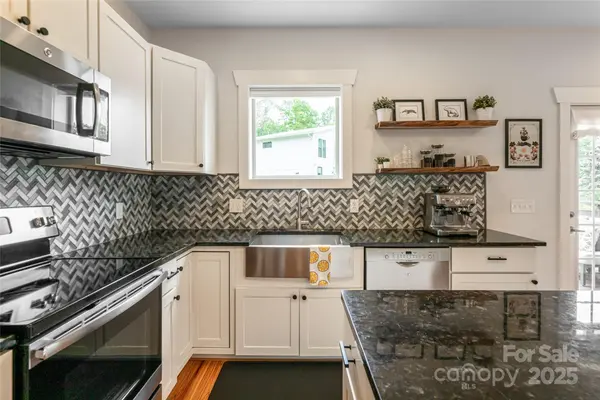 102 E Skyland CIR, Asheville, NC 28804