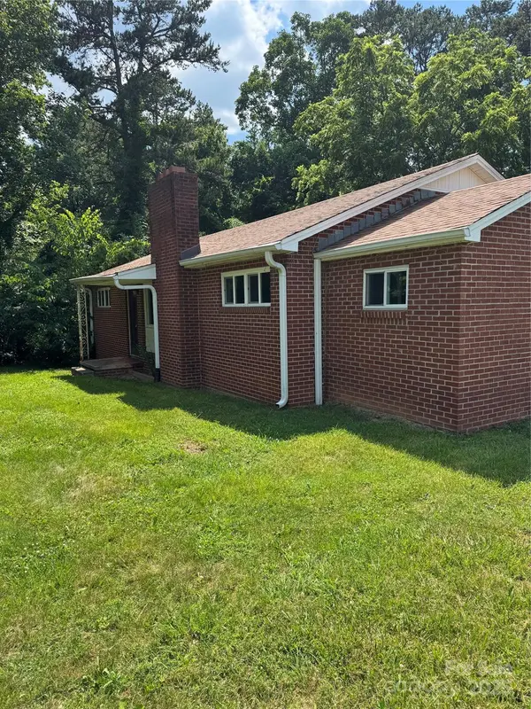 1239 8th ST NE, Hickory, NC 28601