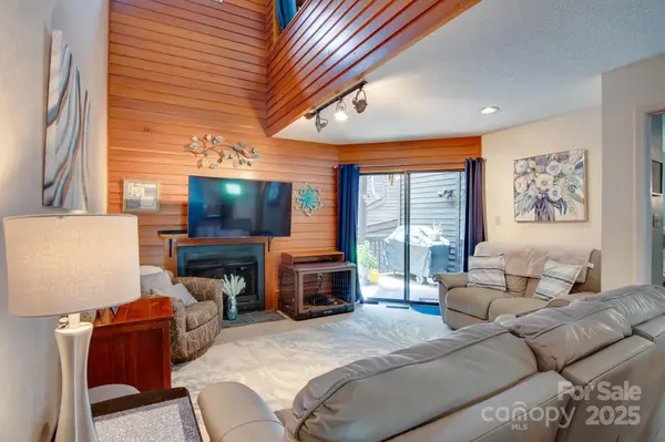 1034 N Center ST, Hickory, NC 28601