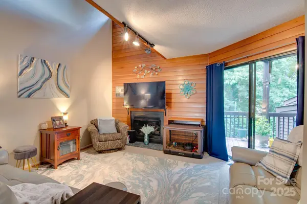 1034 N Center ST, Hickory, NC 28601