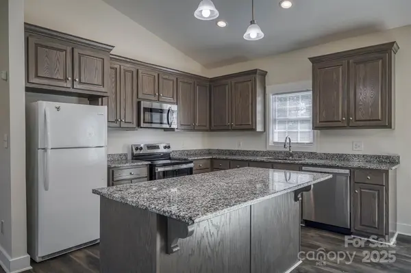 1152 Long DR, Newton, NC 28658