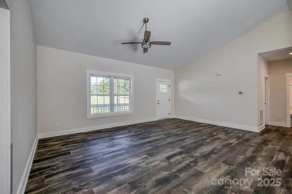 1152 Long DR, Newton, NC 28658