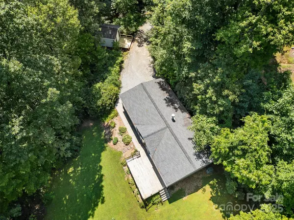 946 Turkey Pen Gap RD, Horse Shoe, NC 28742