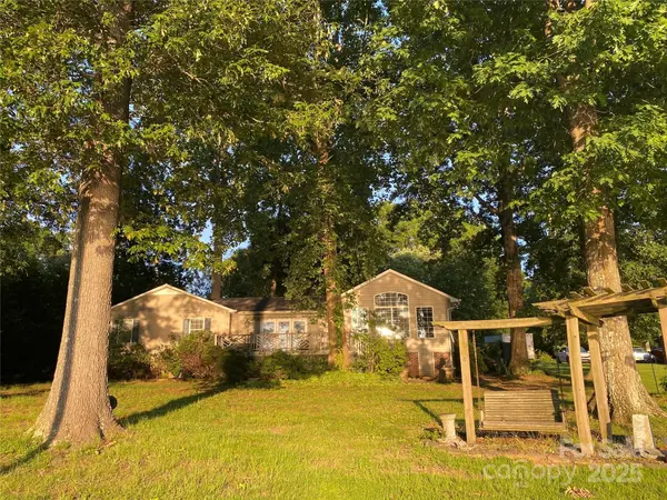 4927 Vagabond LN, Sherrills Ford, NC 28673