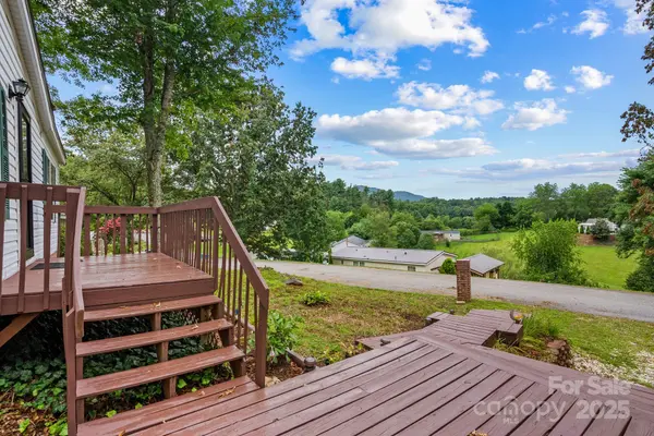 51 Farmstead RD, Leicester, NC 28748
