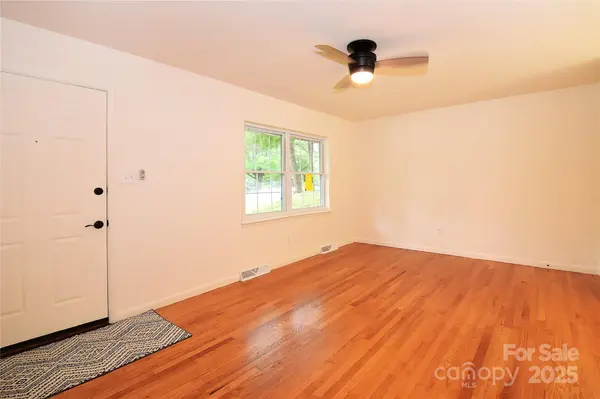 210 Melody CIR, Swannanoa, NC 28778