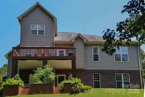 5665 Gold Creek Bay DR, Hickory, NC 28601