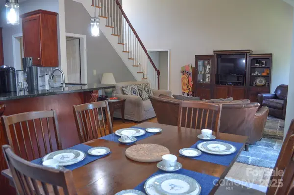 5665 Gold Creek Bay DR, Hickory, NC 28601
